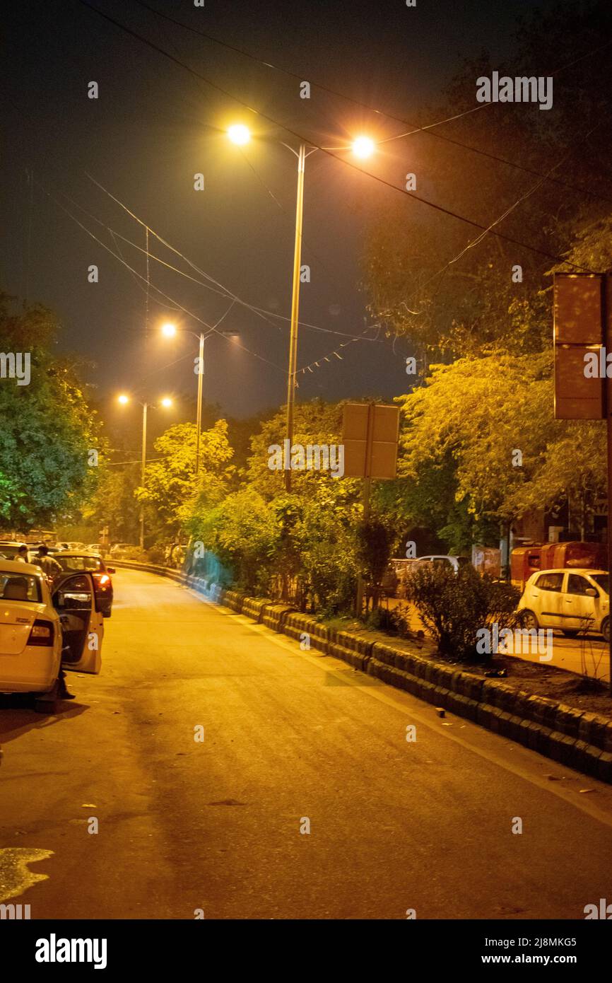 Vista notturna di Nuova Delhi. La vista di strade e pochi veicoli. Foto Stock