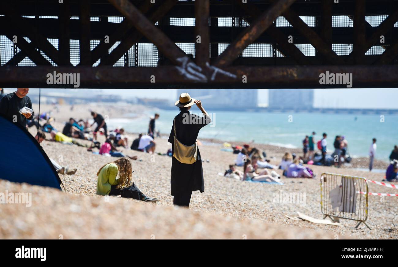 Brighton UK 17th maggio 2022 - i visitatori godono del caldo sole sulla spiaggia di Brighton come oggi è previsto per essere il più caldo dell'anno finora con temperature previste per raggiungere 26 gradi in alcune parti del Regno Unito: Credit Simon Dack / Alamy Live News Foto Stock