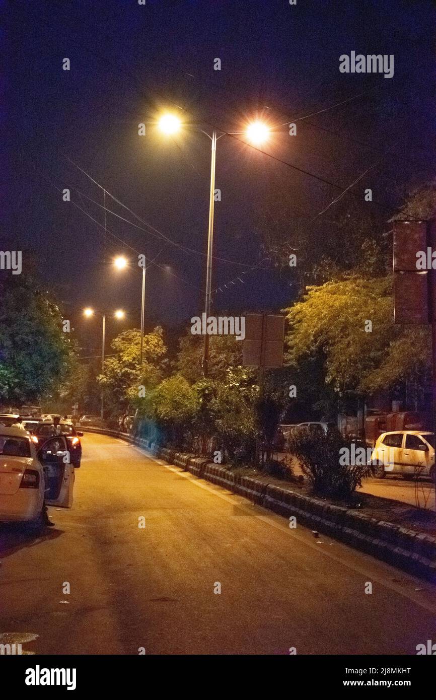 Vista notturna di Nuova Delhi. La vista di strade e pochi veicoli. Foto Stock