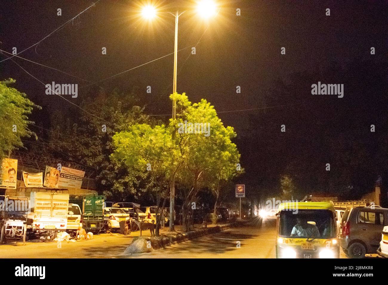 Vista notturna di Nuova Delhi. La vista di strade e pochi veicoli. Foto Stock