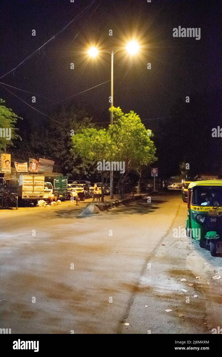 Vista notturna di Nuova Delhi. La vista di strade e pochi veicoli. Foto Stock