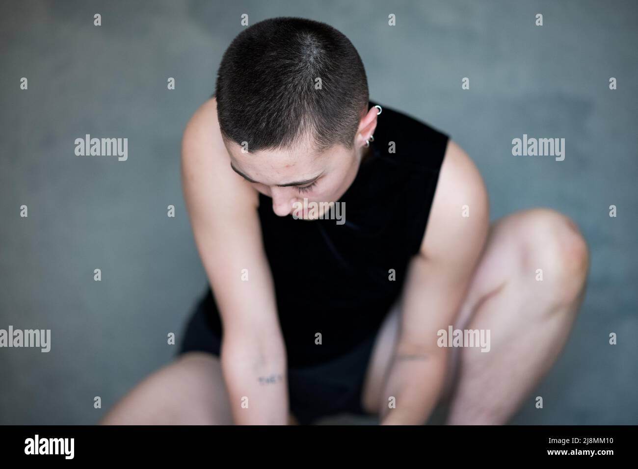 Non binario, loro / loro in posizione squat Foto Stock