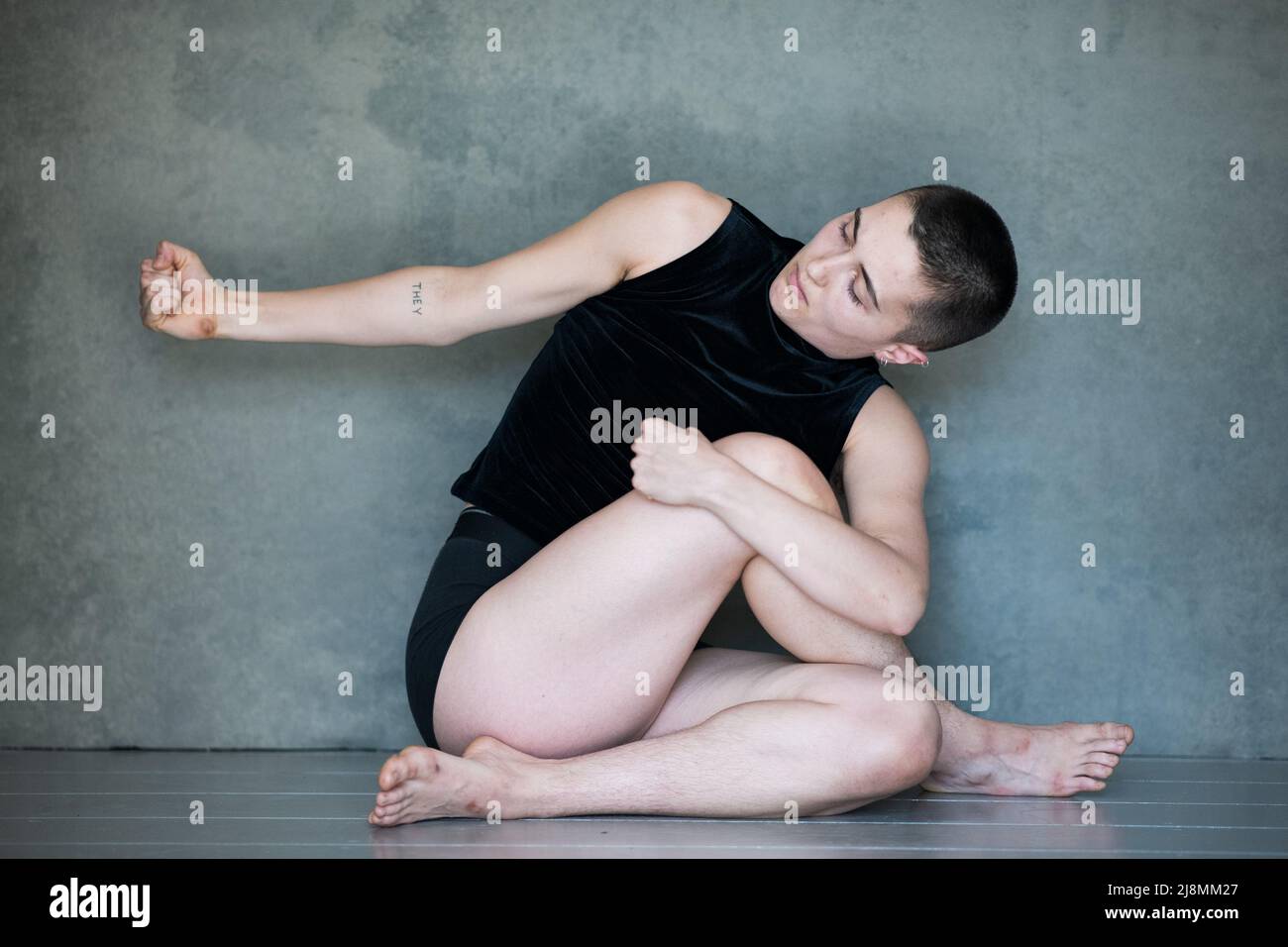 Non binario, loro / loro in posizione squat Foto Stock