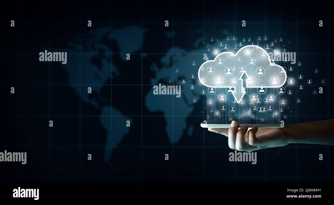 Uomo d'affari con tecnologia di cloud computing, rete di storage su Internet e smartphone. Connettere i dispositivi mobili al cloud. Tecnologia cloud, storage cloud. Foto Stock
