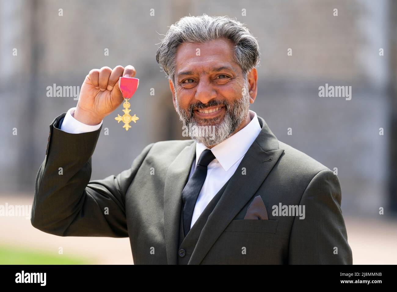 Nitin Ganatra con la sua OBE, premiata dal Duca di Cambridge, dopo una cerimonia di investitura al Castello di Windsor. Data foto: Martedì 17 maggio 2022. Foto Stock