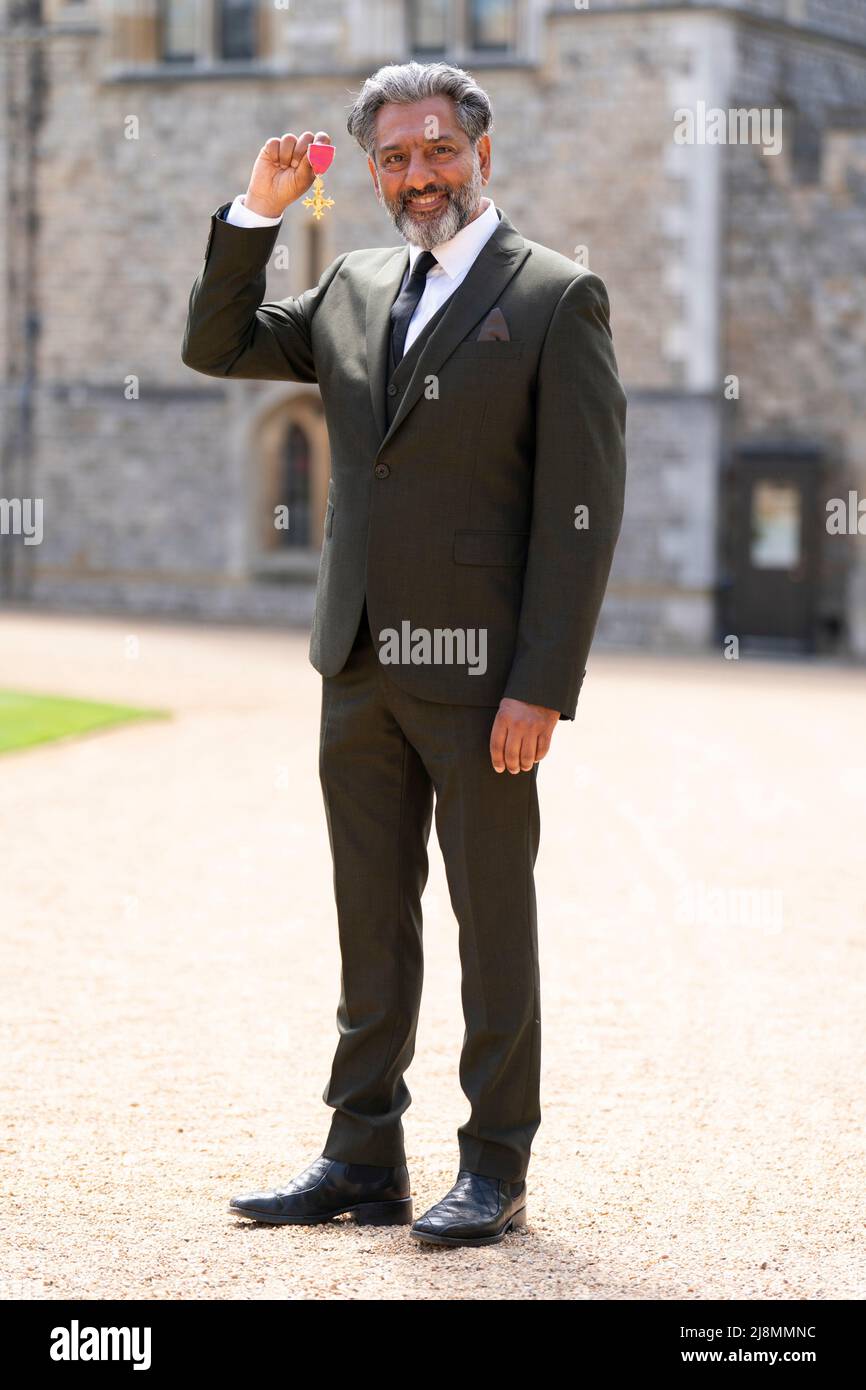 Nitin Ganatra con la sua OBE, premiata dal Duca di Cambridge, dopo una cerimonia di investitura al Castello di Windsor. Data foto: Martedì 17 maggio 2022. Foto Stock