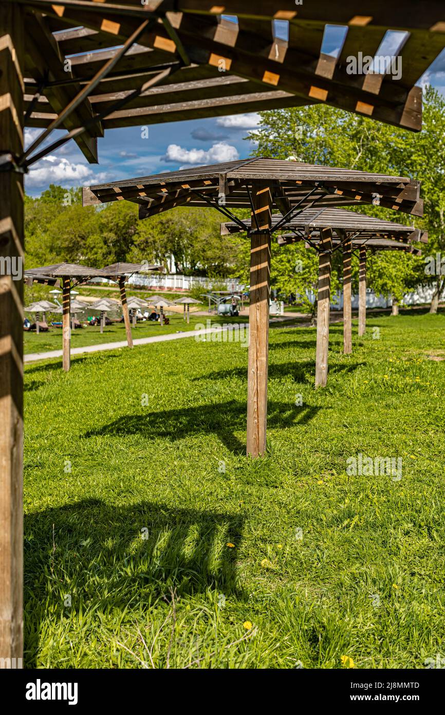 tettoia in legno sotto forma di ombrello. Foto di alta qualità Foto Stock