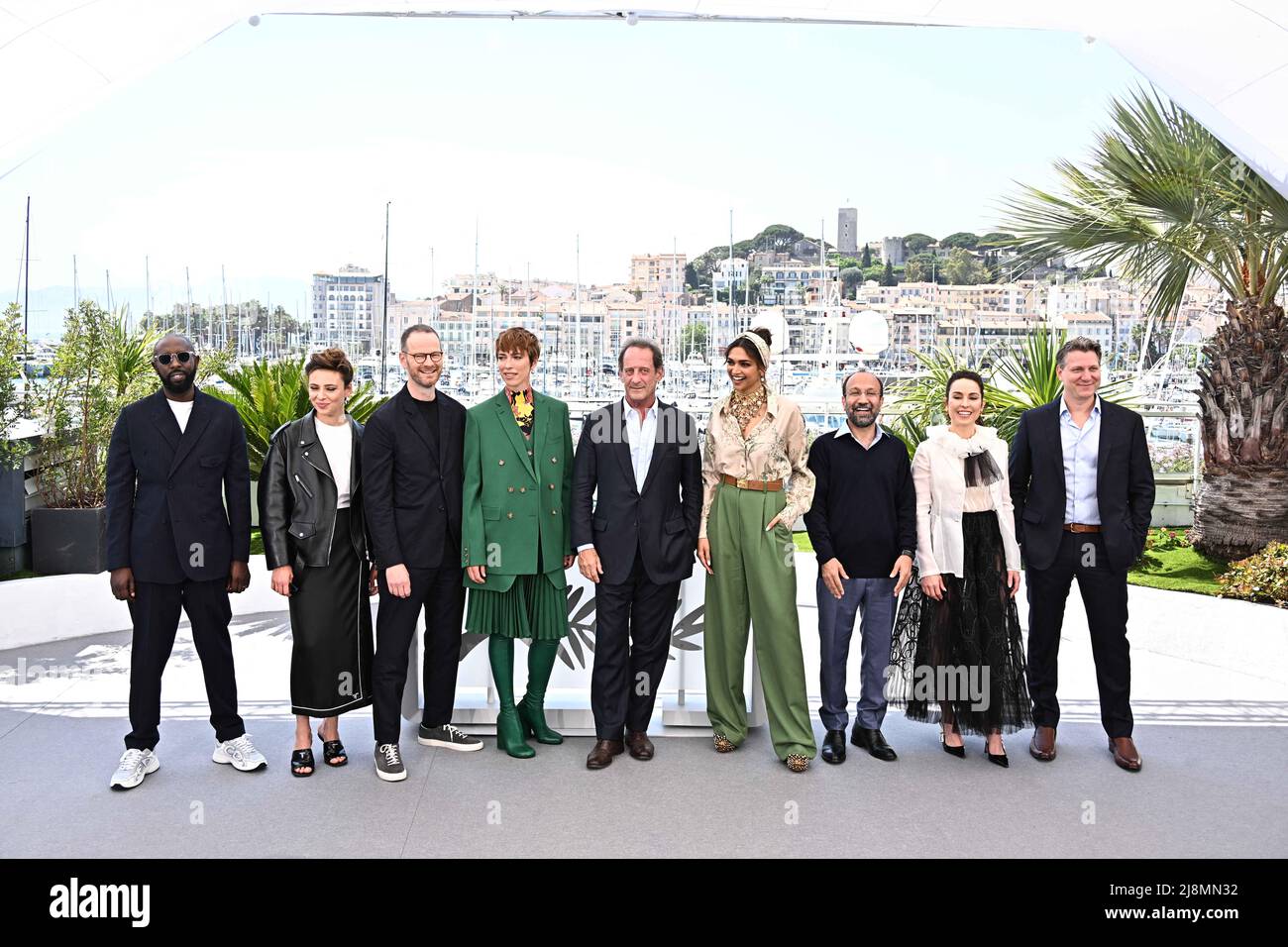 Cannes, Francia. 17th maggio 2022. Il regista francese Ladj Ly, l'attrice italiana Jasmine Trinca, il regista norvegese Joachim Trier, l'attrice britannica Rebecca Hall, presidente della giuria Vincent Lindon, l'attrice indiana Deepika Padukone, direttore iraniano Asghar Farhadi, L'attrice svedese Noomi Rapace e il regista americano Jeff Nichols durante la Giuria Photocall come parte del Festival Internazionale del Cinema di Cannes del 75th, il 17 maggio 2022. Photo by David Niviere/ABACAPRESS.COM Credit: Abaca Press/Alamy Live News Foto Stock