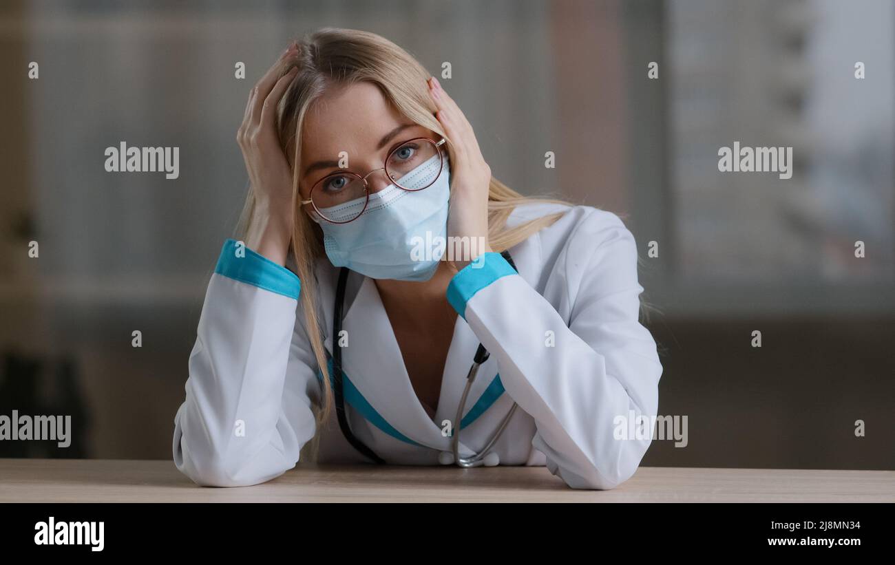Ritratto stanco ragazza esausta infermiera femmina medico pediatra cardiologo oftalmologo dentista ginecologo ritiene che la pressione di stress indossa occhiali m Foto Stock