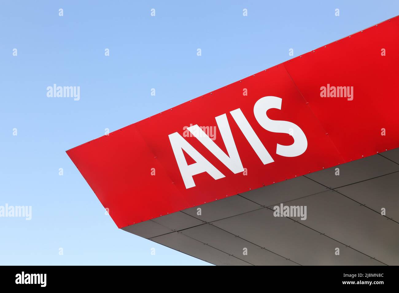 Colombier-Saugnieu, Francia - 16 luglio 2018: Logo Avis su un muro. Avis è una società di autonoleggio americana con sede in New Jersey, Stati Uniti Foto Stock