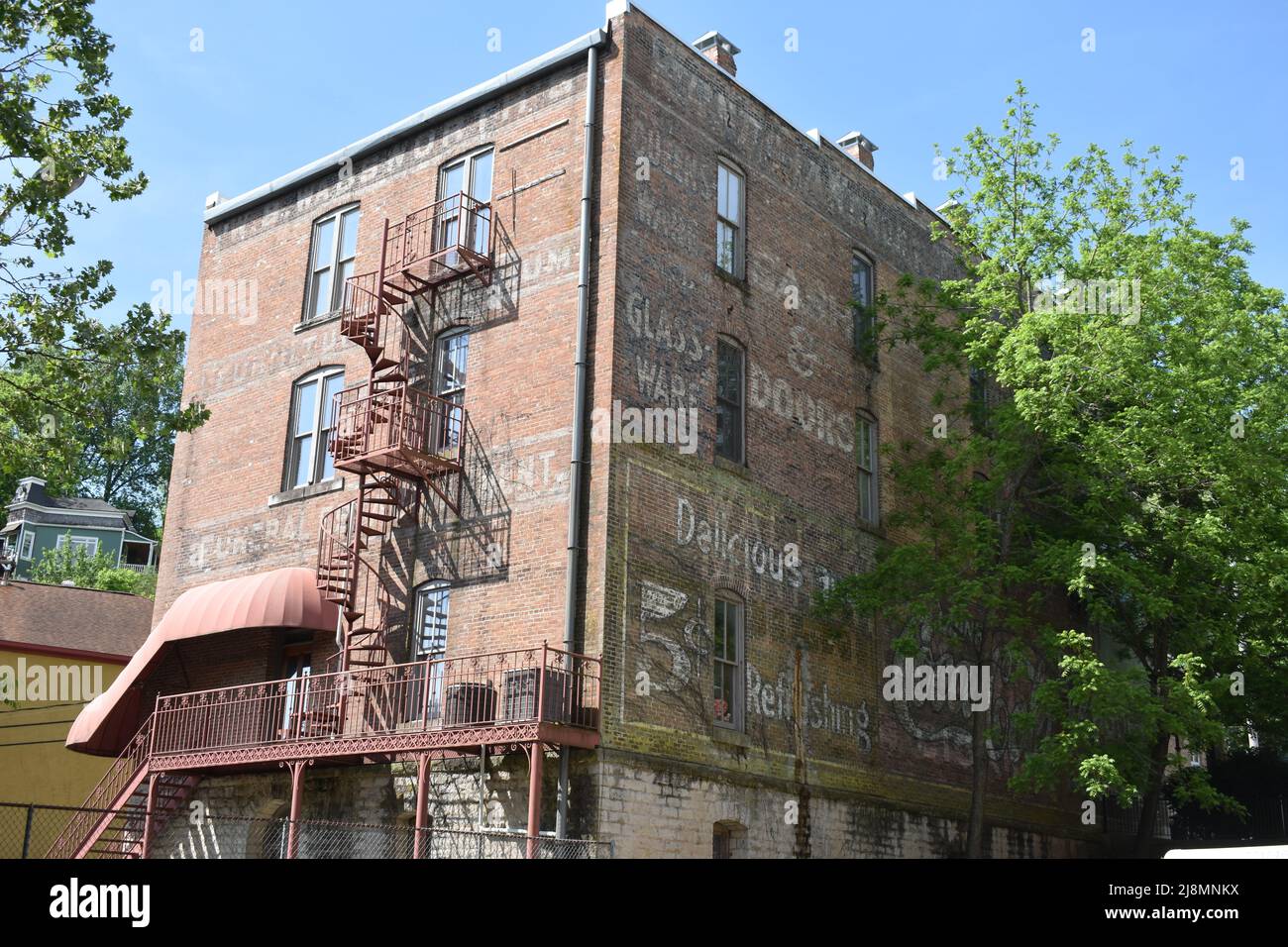 Cartelli fantasma su un vecchio edificio di Eureka Springs, Arkansas Foto Stock