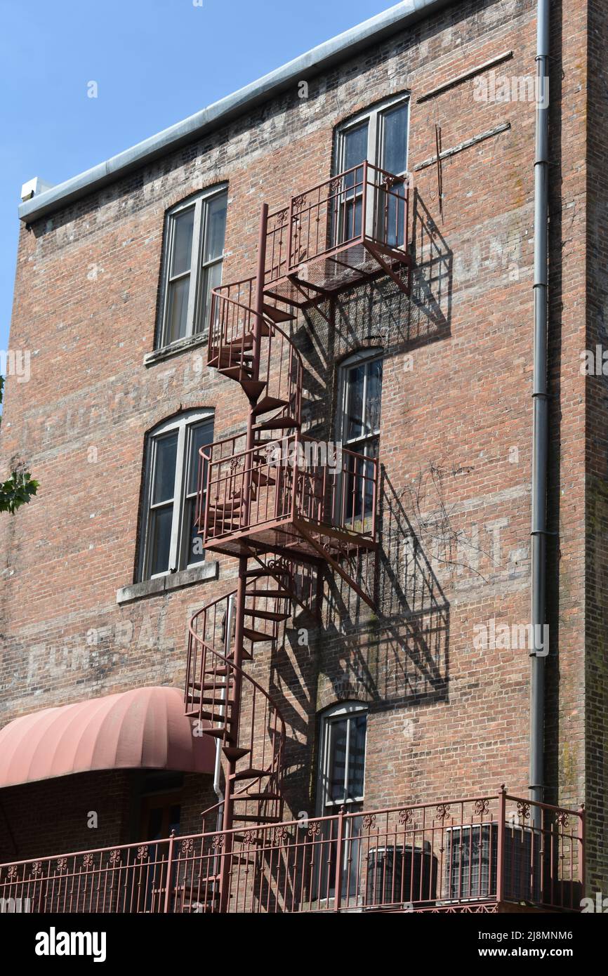 Scala sul retro di un edificio Eureka Springs Foto Stock