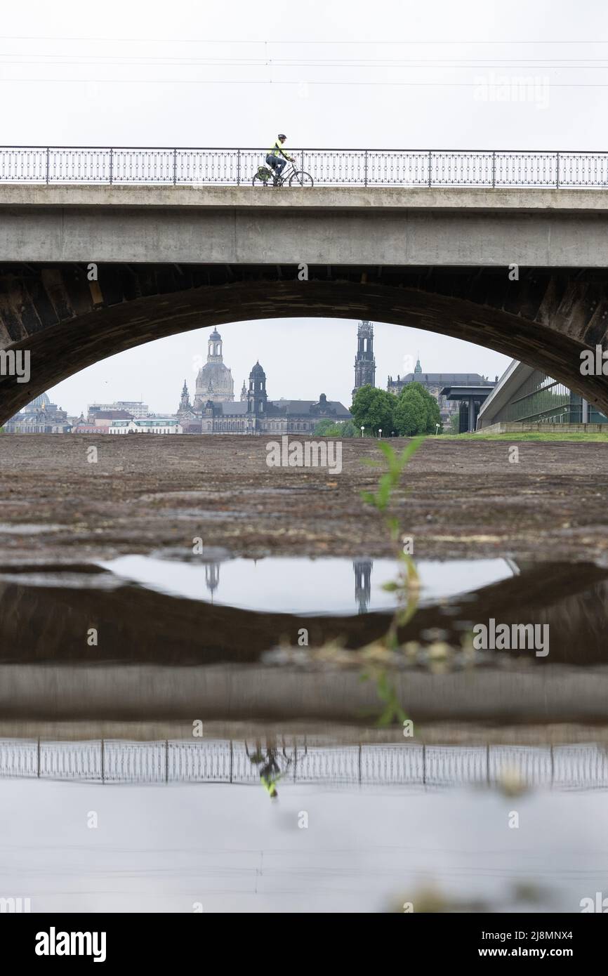 Dresda, Germania. 17th maggio 2022. Lo sfondo della città vecchia si riflette in una pozzanghera sotto il Marienbrücke. Credit: Sebastian Kahnert/dpa/Alamy Live News Foto Stock