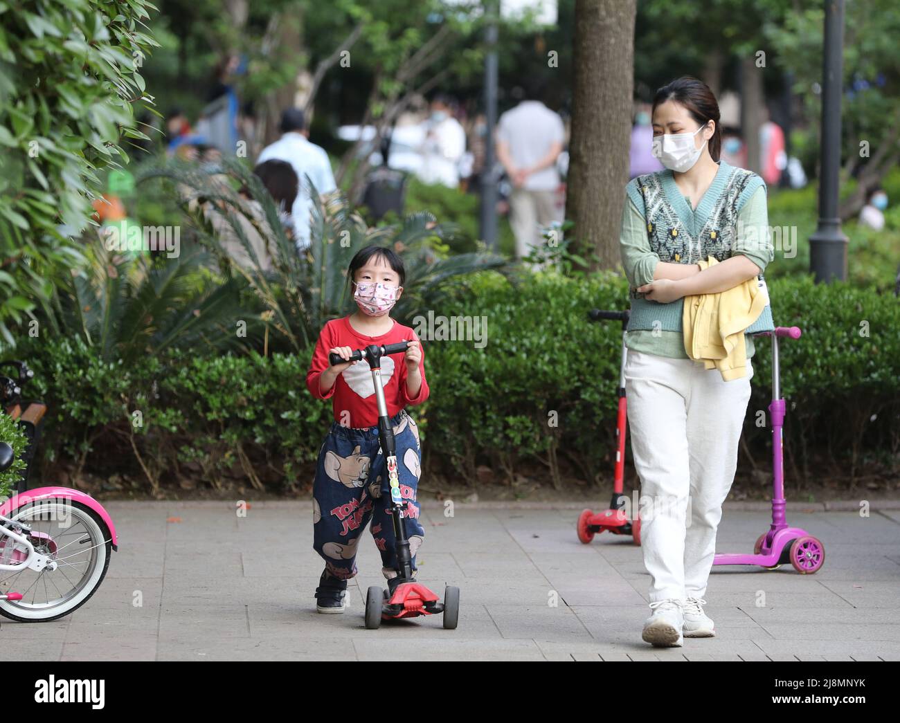 Shanghai, Cina. 17th maggio 2022. I residenti camminano all'interno di una comunità a Shanghai, Cina orientale, 17 maggio 2022. Shanghai cinese ha tagliato la trasmissione comunitaria di COVID-19 in tutti i suoi 16 distretti, un funzionario comunale ha detto Martedì. Credit: Liu Ying/Xinhua/Alamy Live News Foto Stock
