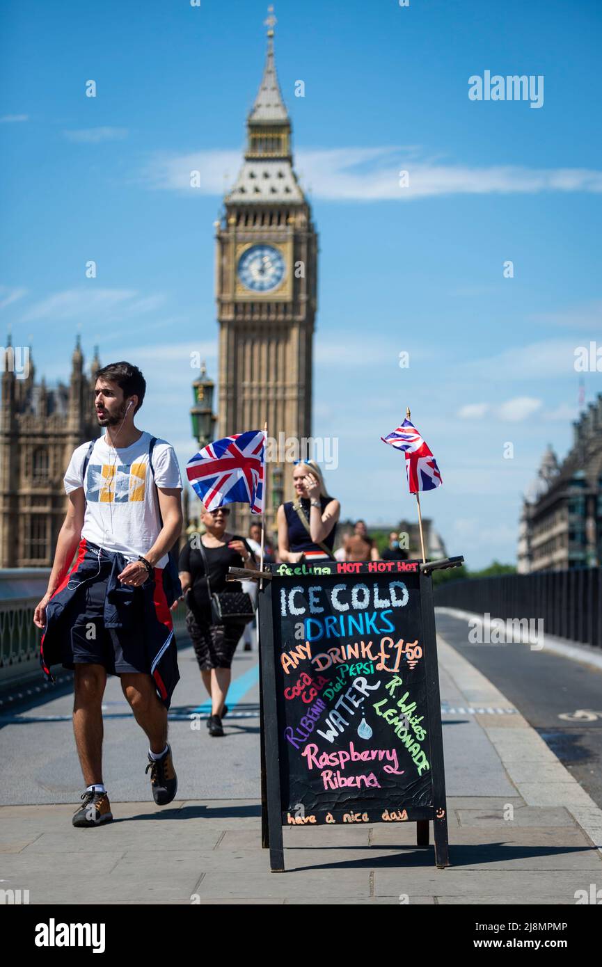 Londra, Regno Unito. 17 maggio 2022. Tempo del Regno Unito – la gente passa un panino che fa pubblicità alle bevande fredde del ghiaccio in vendita vicino sul ponte di Westminster, in un giorno in cui le temperature sono previste per salire a 26C. Credit: Stephen Chung / Alamy Live News Foto Stock Londra, Regno Unito. 17 maggio 2022. Tempo del Regno Unito – la gente passa un panino che fa pubblicità alle bevande fredde del ghiaccio in vendita vicino sul ponte di Westminster, in un giorno in cui le temperature sono previste per salire a 26C. Credit: Stephen Chung / Alamy Live News Foto Stock
