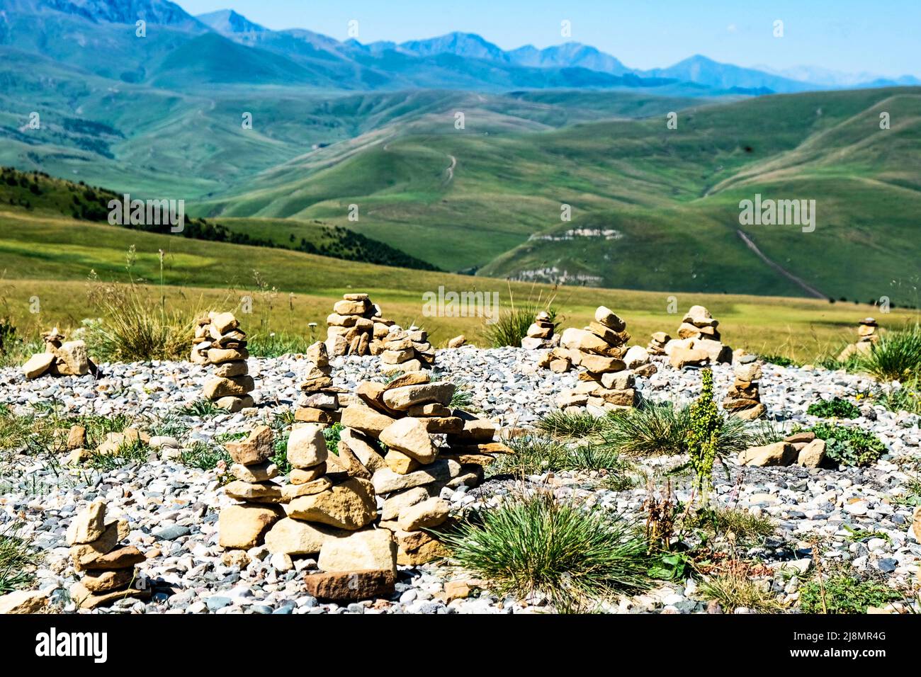 Piramidi di pietra contro uno splendido paesaggio di montagna. Foto Stock