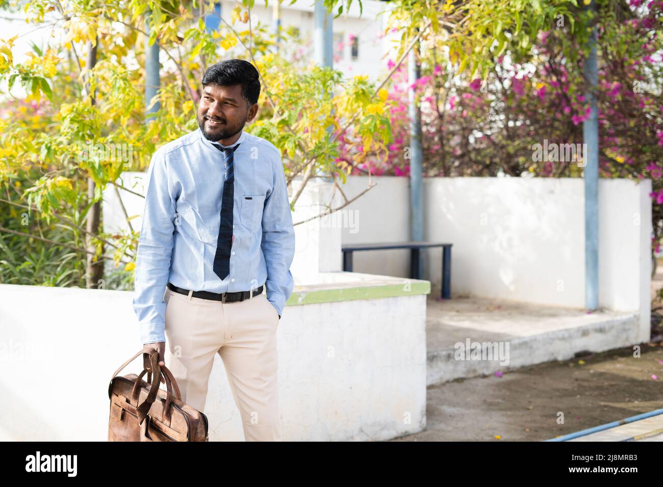 uomo d'affari o datore di lavoro in attesa di trasporto pubblico, taxi o taxi mentre si va in ufficio - concetto di commutazione, lavoro e vita quotidiana. Foto Stock