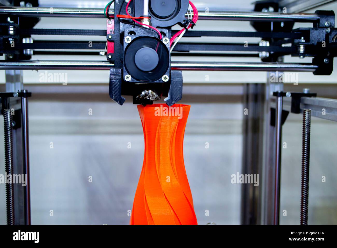 Elaborare il modello di stampa sulla stampante 3D. Computer con stampante digitale high-tech Foto Stock