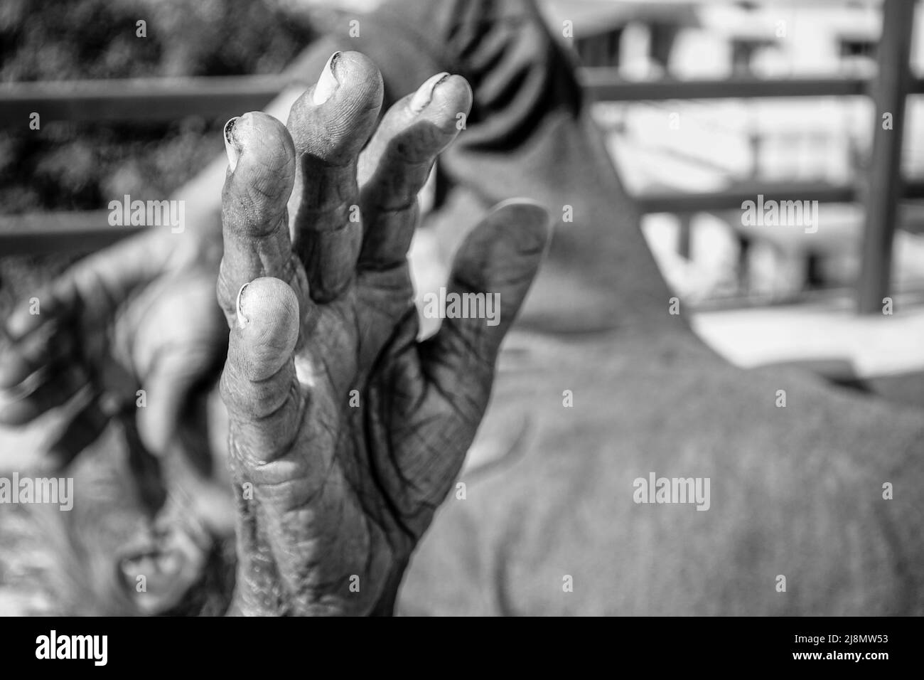 Dehradun, Uttarakhand, India. Un primo piano di mani grinzite di una vecchia India donna in bianco e nero foto. Foto Stock