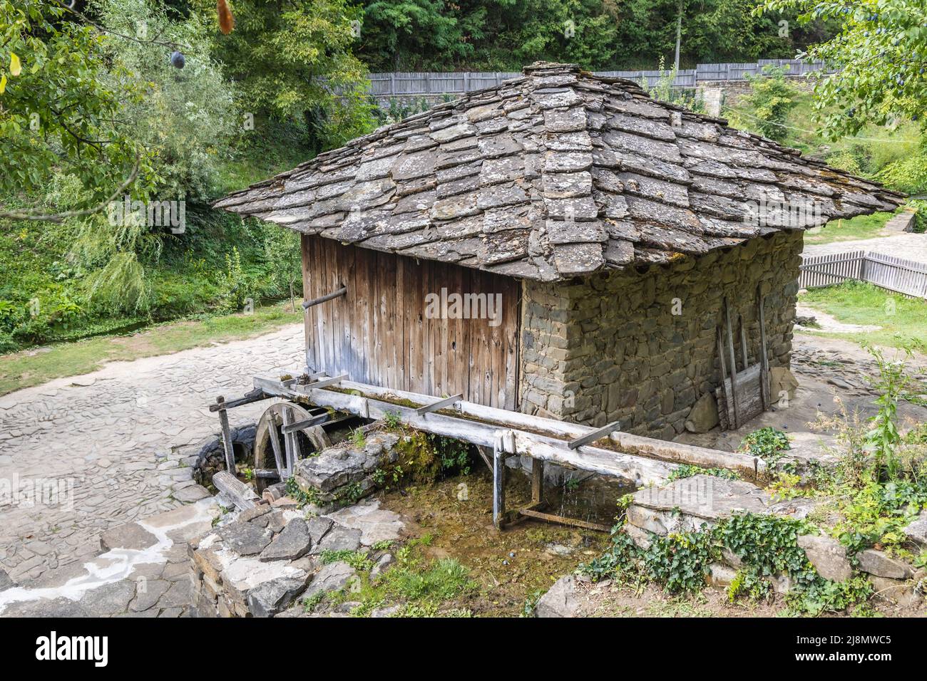 Mulino ad acqua chiamato Dolapkinya in Etar complesso architettonico ed etnografico vicino alla città di Gabrovo nel nord della Bulgaria Foto Stock