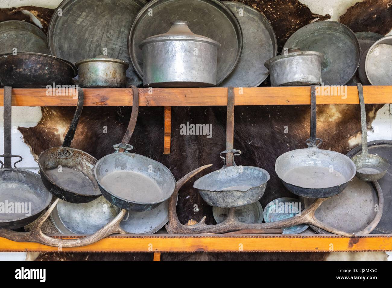 Vecchi piatti nel museo etnografico di Damascena complesso situato nel villaggio di Skobelevo nella Rose Valley, Bulgaria Foto Stock