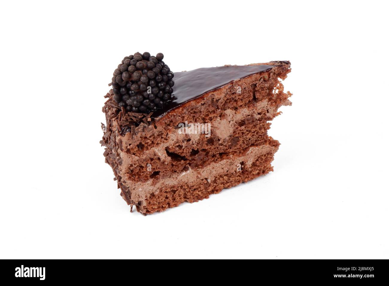 un pezzo di deliziosa torta al cioccolato isolata su sfondo bianco Foto Stock
