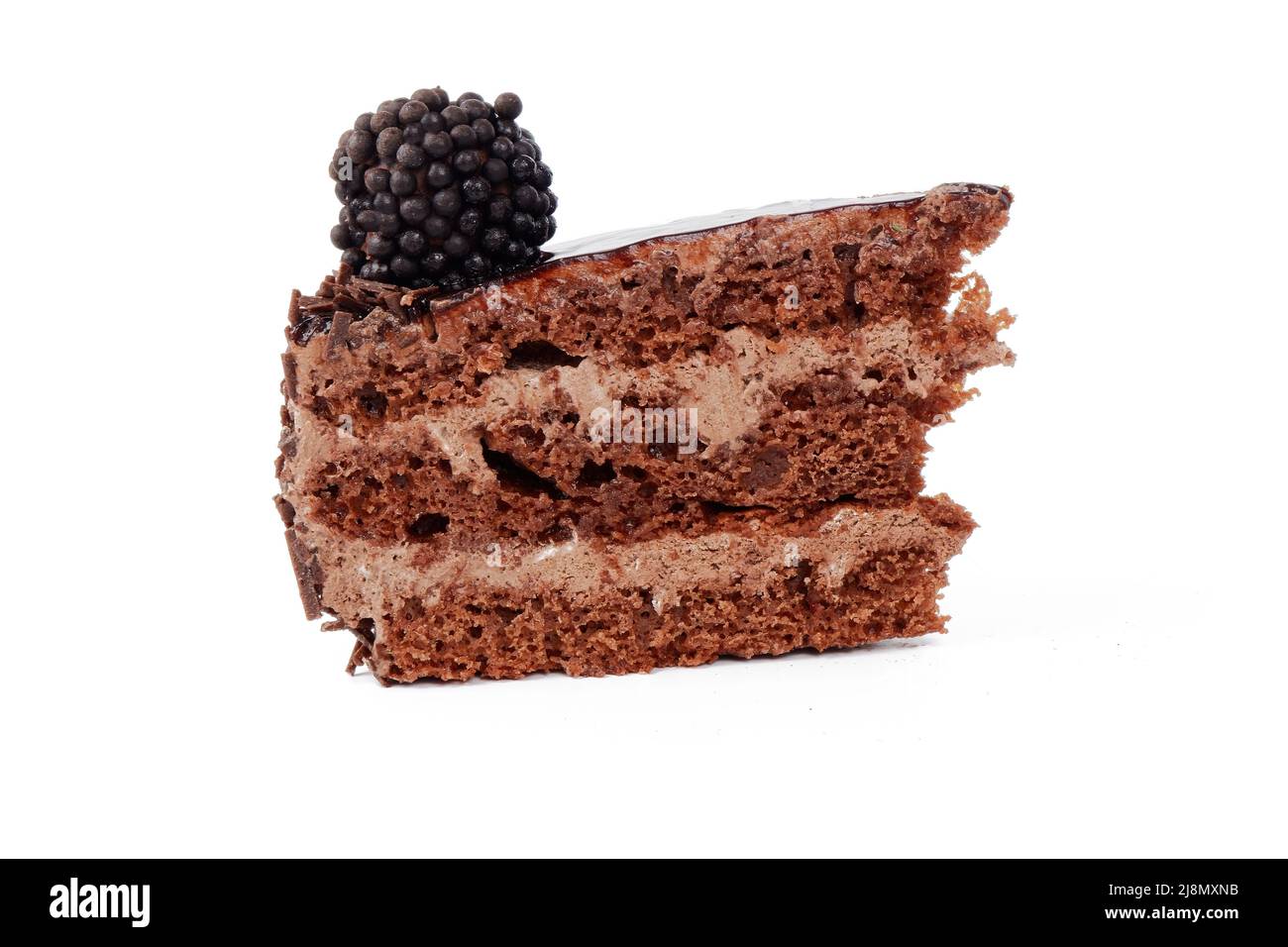 un pezzo di deliziosa torta al cioccolato isolata su sfondo bianco Foto Stock
