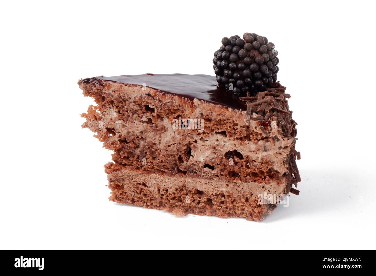 un pezzo di deliziosa torta al cioccolato isolata su sfondo bianco Foto Stock