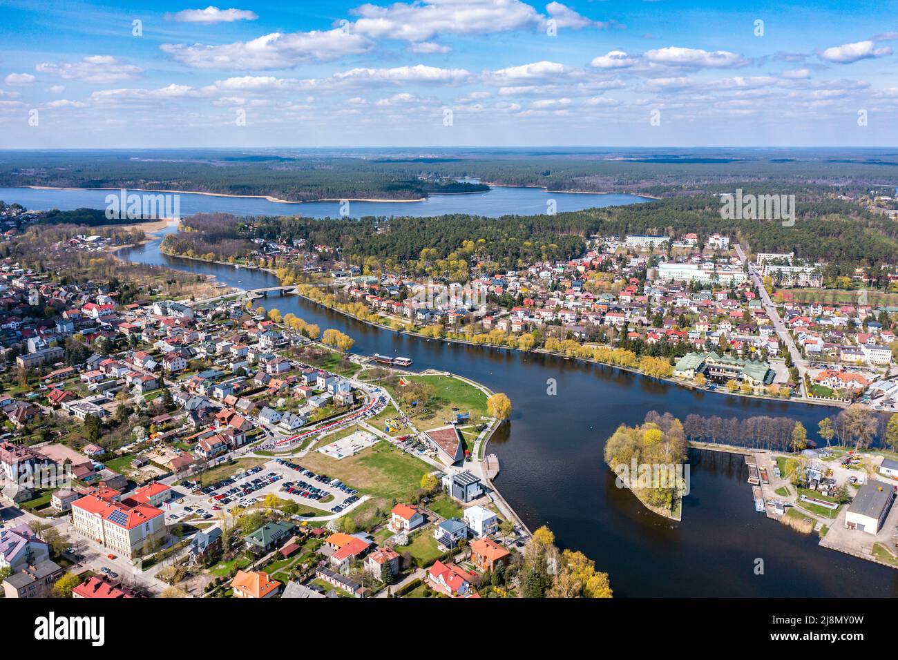 Città di Augustow con il fiume Netta e il paesaggio aereo del lago Necko Foto Stock
