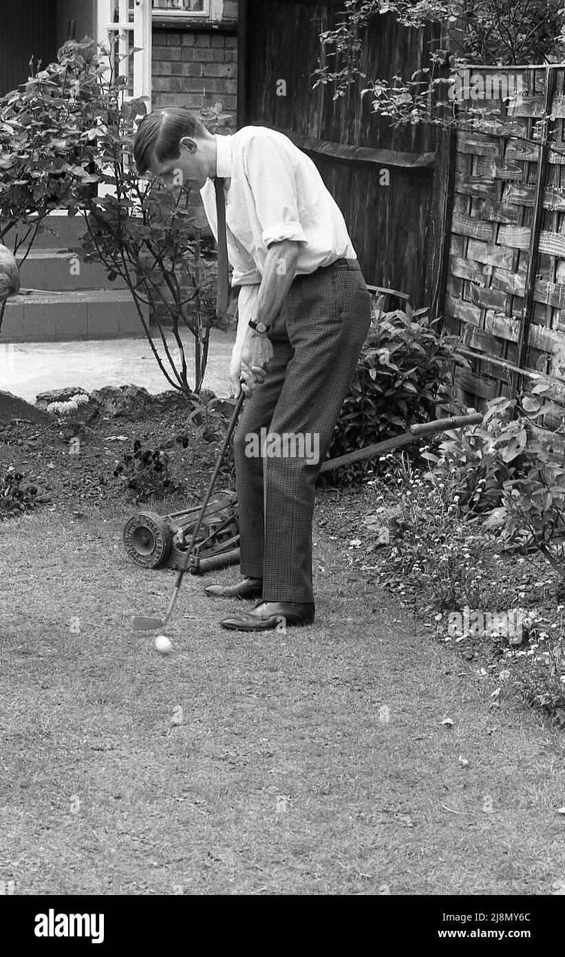 1970s, storico, un uomo che mette nel suo giardino posteriore, Inghilterra, Regno Unito. Foto Stock