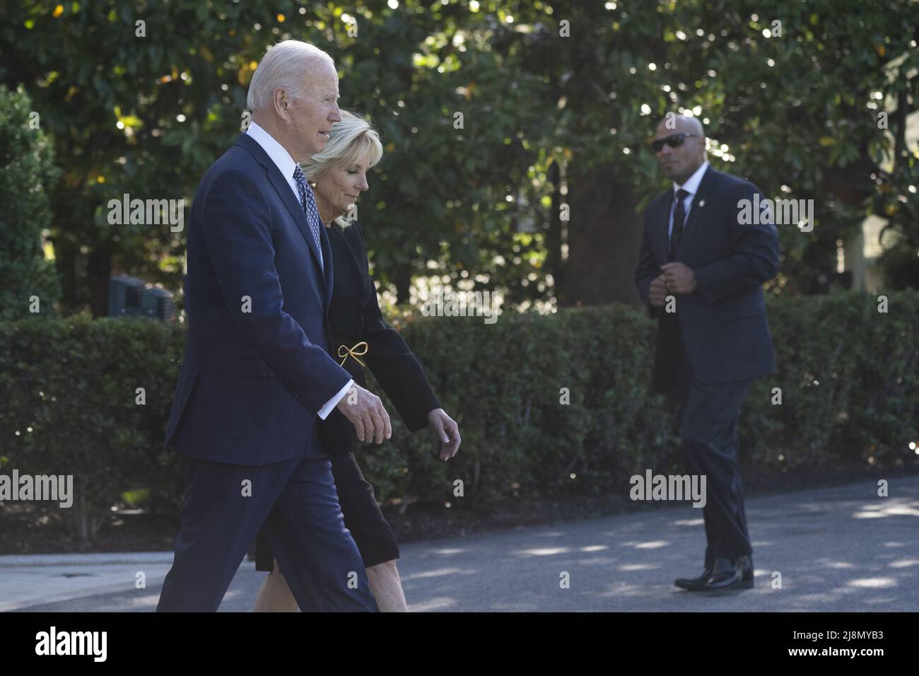 Washington, Stati Uniti. 17th maggio 2022. Il presidente degli Stati Uniti Joe Biden e la prima signora Dr. Jill Biden partono dalla Casa Bianca di Washington, DC, il 17 maggio 2022 viaggiando a Buffalo, New York per incontrare le famiglie delle vittime, Forze dell'ordine e soccorritori e leader della comunità dopo le recenti riprese al supermercato Tops. Foto di Chris Kleponis/UPI Credit: UPI/Alamy Live News Foto Stock