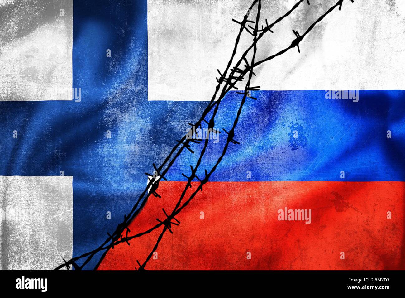 Bandiere grunge della Federazione Russa e della Finlandia divise da un'illustrazione del filo di sbarbamento, concetto di relazioni tese tra l'ovest e la Russia Foto Stock