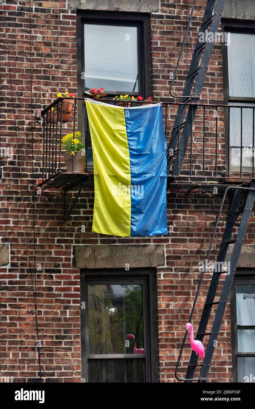 La bandiera Ucraina sul balcone americano. Solidarietà con la lotta del popolo ucraino per la loro libertà., città di New York, USA Foto Stock