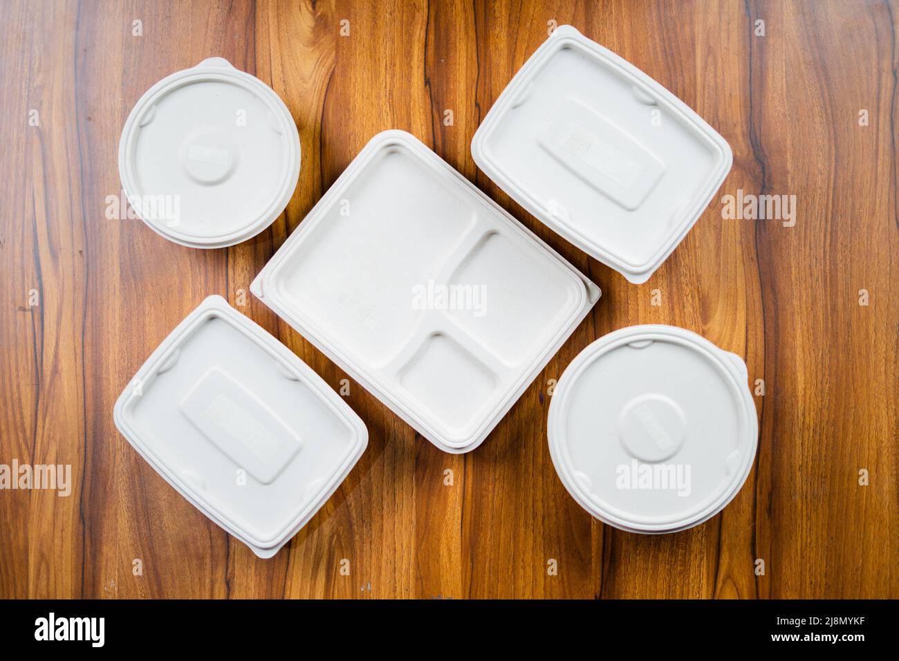 Video di stop motion del posizionamento di scatole per alimenti confezionate sul tavolo - concetto di imballaggio alimentare biodegradabile o ecologico in plastica. Foto Stock