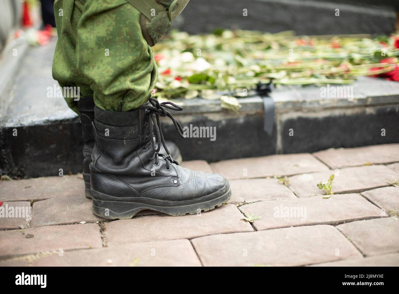 Stivali militari. Stivali da soldato. Gambe di post militare Foto stock -  Alamy