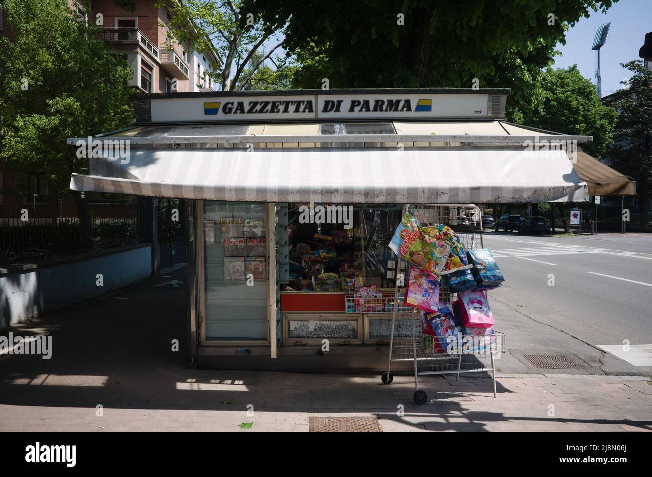 Parma, Italia - Aprile 2022: Chiosco che vende giornali, riviste e prodotti per bambini con iscrizione alla Gazzetta di Parma in alto Foto Stock