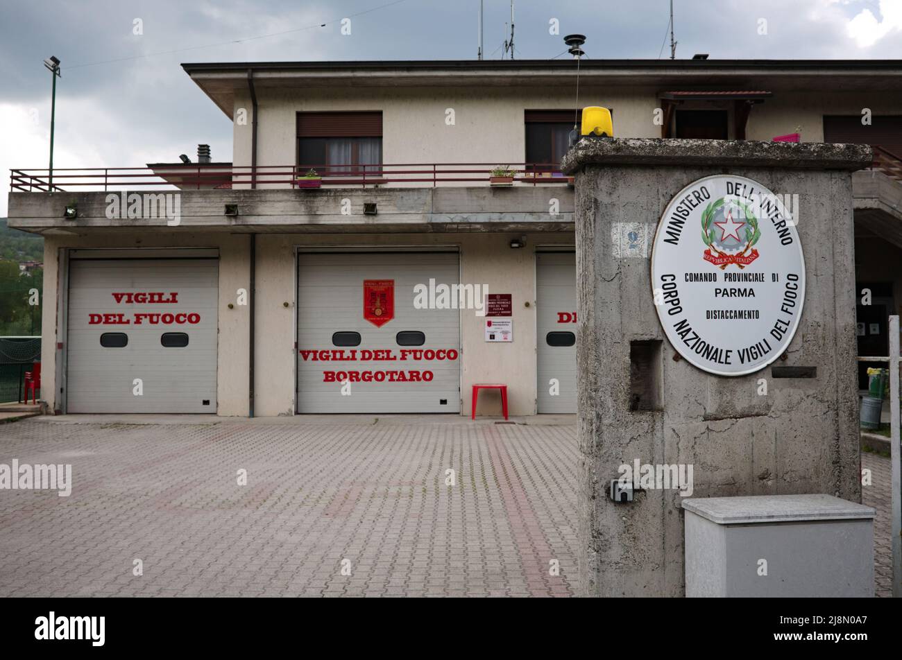 Borgo Val di Taro, Italia - Maggio 2022: Emblema dei Vigili del fuoco nazionali della Repubblica Italiana in provincia di Parma all'ingresso della stazione dei vigili del fuoco Foto Stock