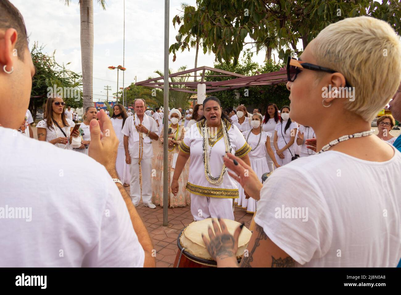Aparecida de Goiania, Goiás, Brasile – 15 maggio 2022: Alcune persone cantano, ballano e suonano strumenti a percussione. Processione dei vecchi neri. Foto Stock