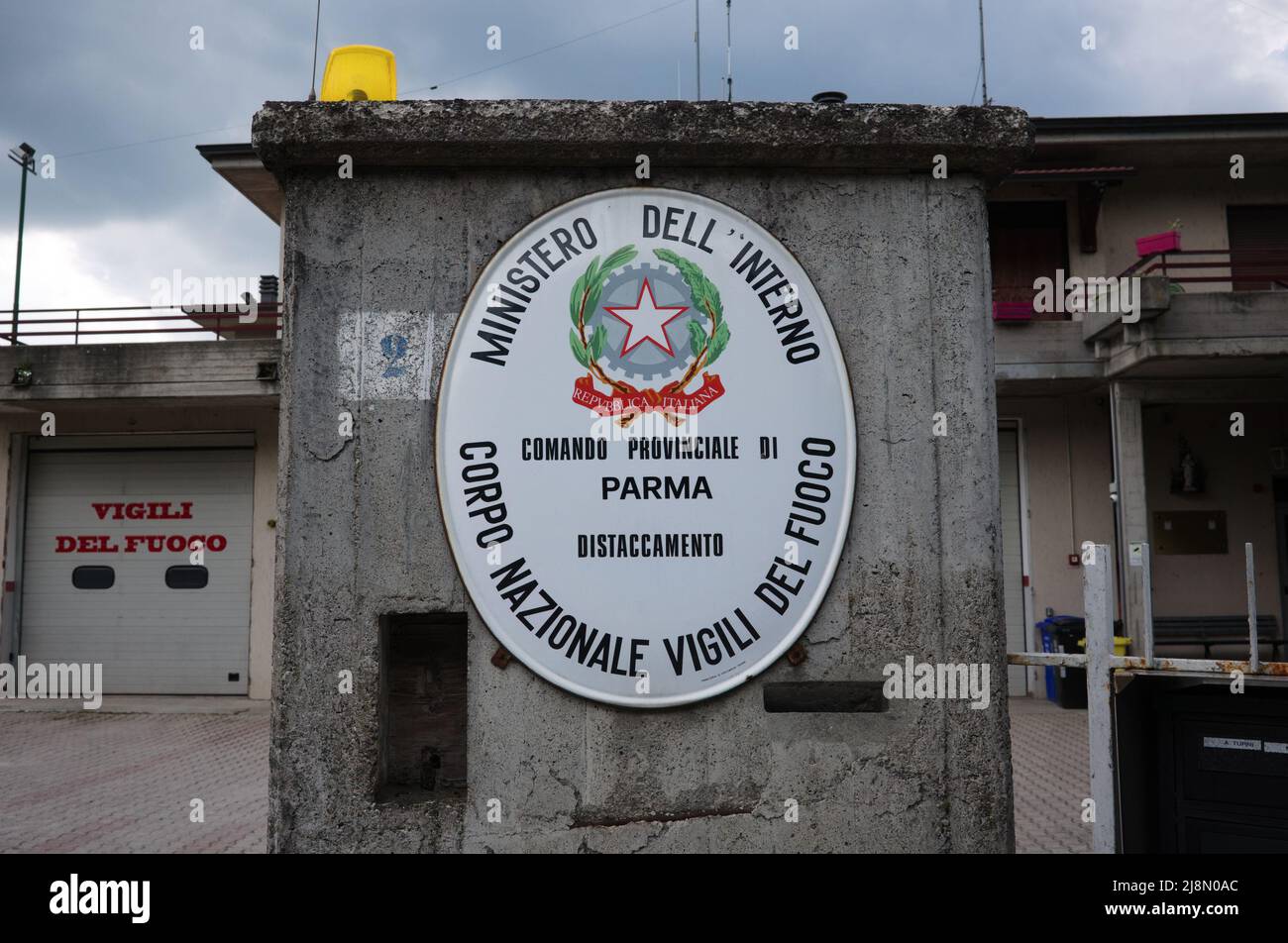 Borgo Val di Taro, Italia - Maggio 2022: Emblema dei Vigili del fuoco nazionali della Repubblica Italiana in provincia di Parma all'ingresso della stazione dei vigili del fuoco Foto Stock