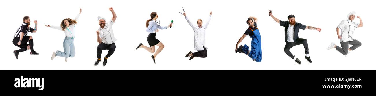 Gruppo di uomini di genere mescolati con diverse professioni, posti di lavoro che saltano isolato su sfondo bianco. Modelli in immagine di contadino, cuoco, dottore, barbiere Foto Stock