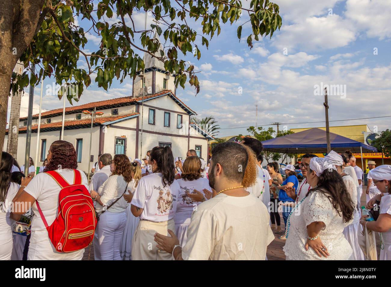Aparecida de Goiânia, Goiás, Brasile – 15 maggio 2022: Alcune persone si radunarono di fronte alla chiesa per la processione dei vecchi neri. Foto Stock
