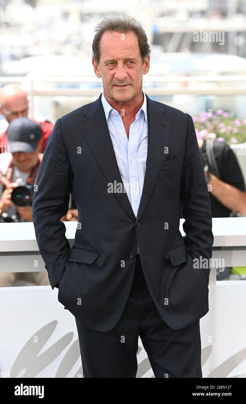 Cannes, Francia. 17th maggio 2022. Maggio 17th, 2022. Cannes, Francia. Vincent Lindon partecipa alla Fotocall ufficiale della Giuria, parte del Festival del Cinema di Cannes 75th, Palais de Festival, Cannes. Credit: Doug Peters/Alamy Live News Foto Stock