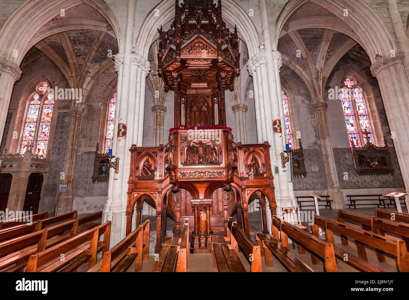 CHATEAUNEUF SUR CHER, FRANCIA, 09 APRILE 2022 : interni e dettagli architettonici della Basilica di nostra Signora dei Bambini Foto Stock