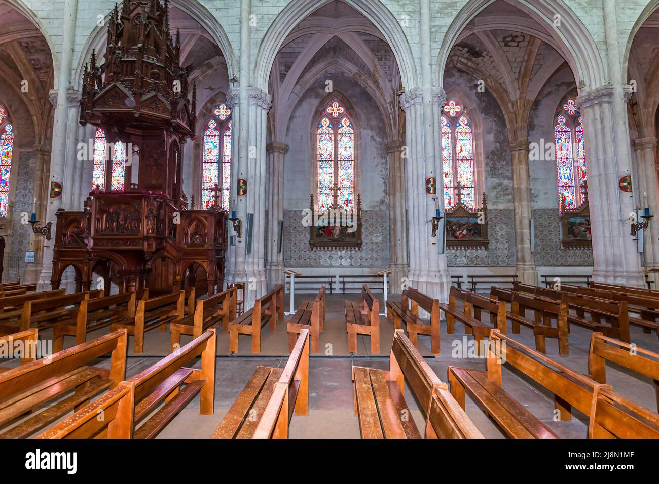 CHATEAUNEUF SUR CHER, FRANCIA, 09 APRILE 2022 : interni e dettagli architettonici della Basilica di nostra Signora dei Bambini Foto Stock