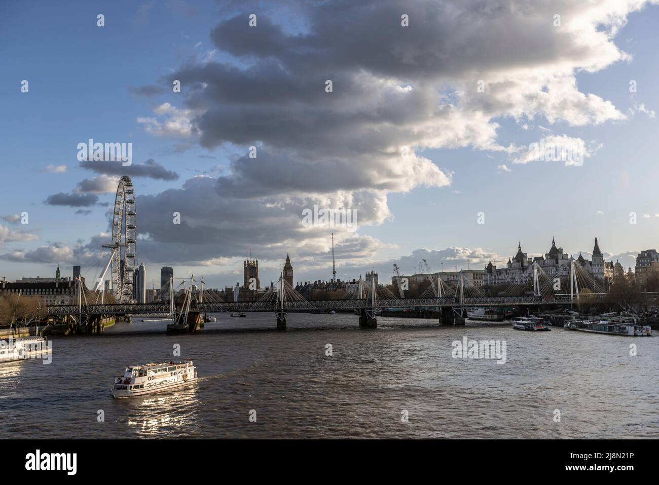 Sera potrebbe formazioni accumularsi in lontananza sul Tamigi, Londra, Inghilterra, Regno Unito Foto Stock