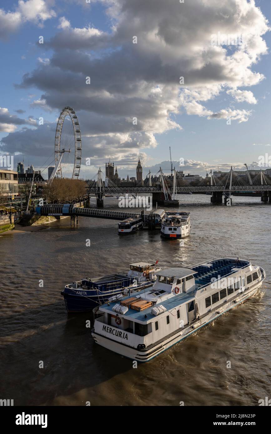 Sera potrebbe formazioni accumularsi in lontananza sul Tamigi, Londra, Inghilterra, Regno Unito Foto Stock