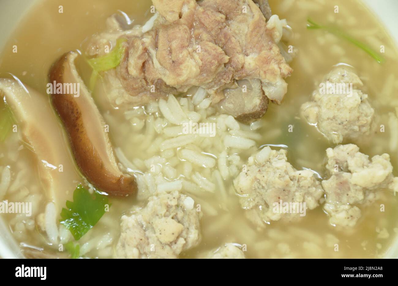 riso bollito con trito di maiale e zuppa di ossa calda sul recipiente Foto Stock