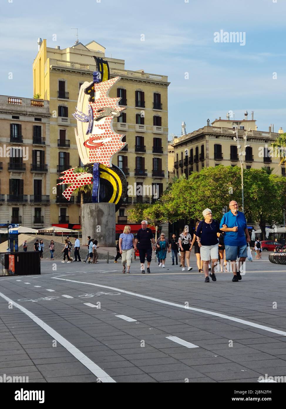 Pista ciclabile a Passeig de Colom vicino alla scultura di arte pop 'El Cap de Barcelona', ​​Barcelona Capo dell'artista Roy Lichtenstein. Barcellona, ​​Catalonia, Spagna Foto Stock