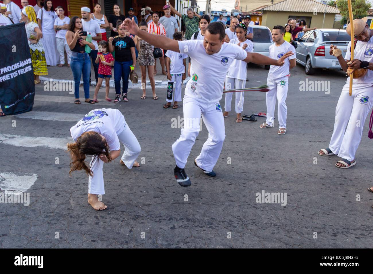 Aparecida de Goiania, Goiás, Brasile – 15 maggio 2022: Un gruppo di persone che dimostrano la lotta della capoeira nella processione di Pretos Velhos. Foto Stock