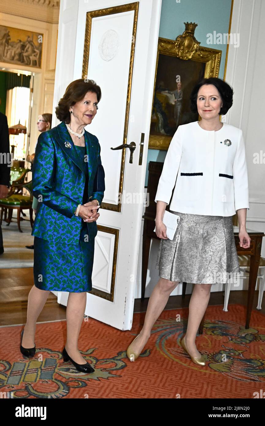 La sig.ra Jenni Haukio e la regina Silvia visitano Waldemarsudde e la mostra “Ljus over hav och Land – Onningebykolonin pa Aland”, a Stoccolma, Svezia, 17 maggio 2022. Il presidente della Finlandia è in visita di Stato di due giorni in Svezia Foto: Claudio Bresciani / TT / code 10090 Foto Stock